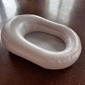 Newborn bathtub with soft fabric liner